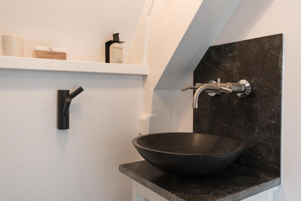 Two Bedroom Apartment In Historic Canalhouse From 1618 - City Centre Amsterdam Buitenkant foto